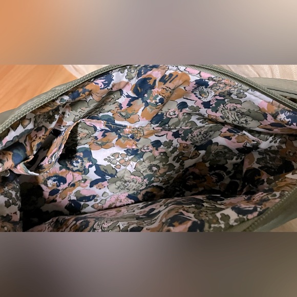Vera Bradley Olive green puffer tote bag/floral interior w/ air pod pouch - Picture 9 of 12